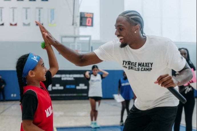 马克西谈举办免费篮球训练营：回馈社区感觉很棒 给他人带来快乐我也会开心